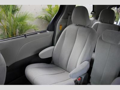 2014 Toyota Sienna LE 8-Passenger Minivan